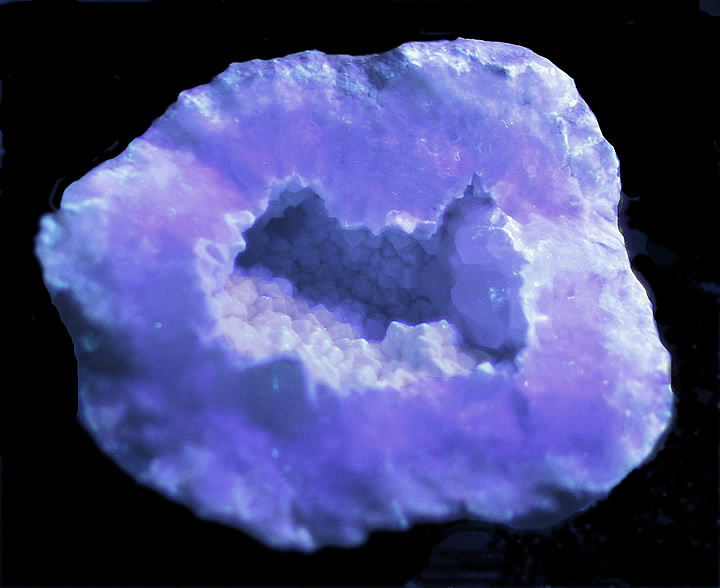 Geode with Calcite and Chalcedony over Quartz, Keokuk, Lee Co., Iowa in SWUV
